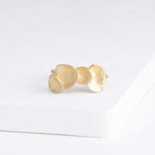 Load image into Gallery viewer, Gold petal four petal ring