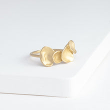 Load image into Gallery viewer, Gold petal four petal ring