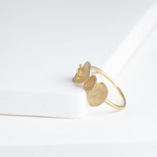 Load image into Gallery viewer, Gold petal four petal ring