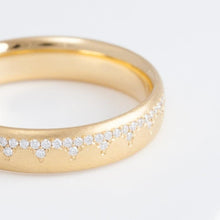 Load image into Gallery viewer, Snow 4mm YG with diamonds