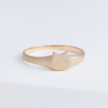Load image into Gallery viewer, White diamond cat signet ring