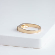 Load image into Gallery viewer, Rutilated quartz signet ring