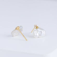 Load image into Gallery viewer, Ballon white pearl stud