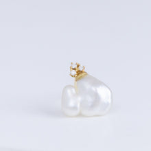 Load image into Gallery viewer, Ballon white pearl stud