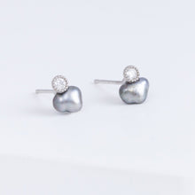 Load image into Gallery viewer, Baby black pearl single pearl diamond platinum studs