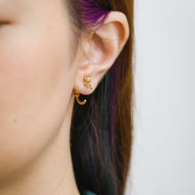Load image into Gallery viewer, Cat through earring (rhodium plated silver)