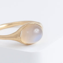 Load image into Gallery viewer, Maxi Yui moonstone ring