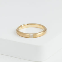 Load image into Gallery viewer, Embedded yellow gold ring with antique diamond