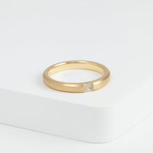 Load image into Gallery viewer, Embedded yellow gold ring with antique diamond