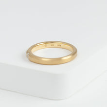 Load image into Gallery viewer, Embedded yellow gold ring with antique diamond