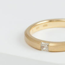 Load image into Gallery viewer, Embedded yellow gold ring with antique diamond