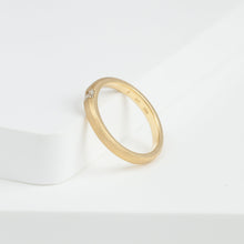 Load image into Gallery viewer, Embedded yellow gold ring with antique diamond