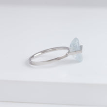 Load image into Gallery viewer, Band one-of-a-kind platinum iridescent aquamarine ring