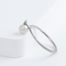Load image into Gallery viewer, Baby Akoya pearl single pearl diamond platinum ring
