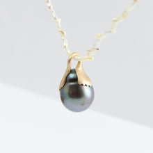 Load image into Gallery viewer, Platy black south sea pearl pendant