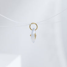 Load image into Gallery viewer, Crow chalcedony pendant