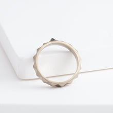 Load image into Gallery viewer, Studs champagne gold ring with diamond