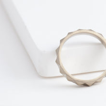 Load image into Gallery viewer, Studs champagne gold ring