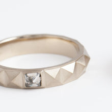 Load image into Gallery viewer, Studs champagne gold ring with diamond