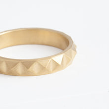Load image into Gallery viewer, Studs yellow gold ring