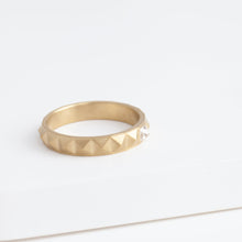 Load image into Gallery viewer, Studs yellow gold ring with diamond