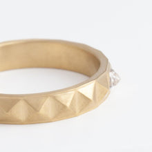 Load image into Gallery viewer, Studs yellow gold ring with diamond