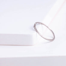 Load image into Gallery viewer, Spread four diamond platinum ring