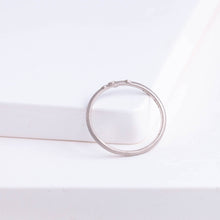 Load image into Gallery viewer, Spread four diamond platinum ring