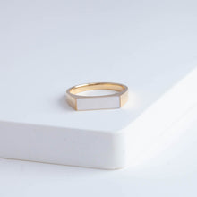 Load image into Gallery viewer, Narrow shell signet ring