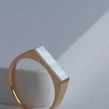 Load image into Gallery viewer, Narrow shell signet ring