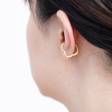 Load image into Gallery viewer, Crest lily ear cuff with diamonds