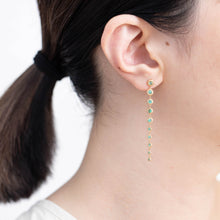 Load image into Gallery viewer, Puff medium gradation emerald drop earring