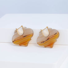 Load image into Gallery viewer, Crest sepia landscape agate Arabesque earrings
