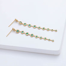 Load image into Gallery viewer, Puff medium gradation emerald drop earring