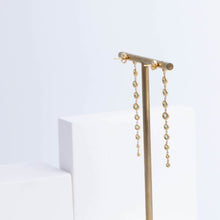 Load image into Gallery viewer, Puff medium gradation emerald drop earring