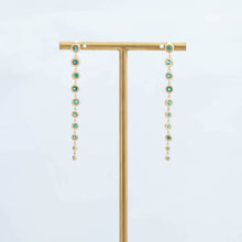Load image into Gallery viewer, Puff medium gradation emerald drop earring