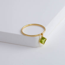 Load image into Gallery viewer, Swinging square peridot ring