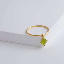 Load image into Gallery viewer, Swinging square peridot ring