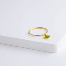 Load image into Gallery viewer, Swinging square peridot ring