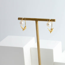 Load image into Gallery viewer, Swing bird earring