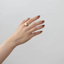 Load image into Gallery viewer, Gold petal ring