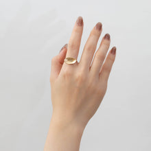 Load image into Gallery viewer, Gold petal ring