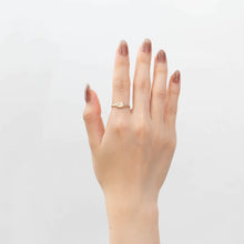 Load image into Gallery viewer, Sapphire odd eye cat signet