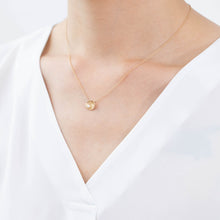 Load image into Gallery viewer, Gold petal necklace with pearl