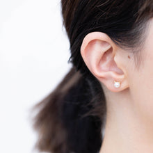 Load image into Gallery viewer, Cat akoya pearl stud