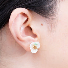 Load image into Gallery viewer, Plum flower emerald butterfly earrings