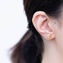 Load image into Gallery viewer, Plum flower pearl butterfly earrings