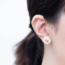Load image into Gallery viewer, Daisy pearl butterfly earrings