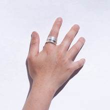 Load image into Gallery viewer, Silver large feather ring