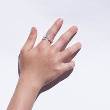 Load image into Gallery viewer, Silver large feather ring